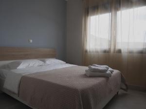 Кровать или кровати в номере Melissinos Beachfront Apartments