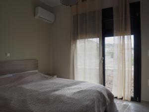 Кровать или кровати в номере Melissinos Beachfront Apartments