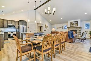 una cucina e una sala da pranzo con tavolo e sedie di Family-Friendly Packwood Retreat with Deck! a Packwood