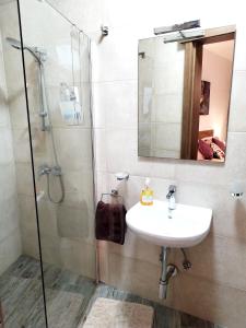 Ένα μπάνιο στο Large and modern apartment in the centre of Malta