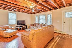 uma sala de estar com um sofá e uma televisão em Charming and Historic Home with Lehigh River View 