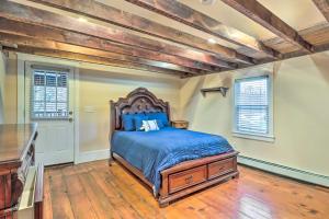 1 dormitorio con 1 cama con edredón azul en Charming and Historic Home with Lehigh River View 