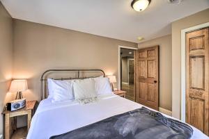 Postel nebo postele na pokoji v ubytování Comfy Damascus Apartment - Walkable Location
