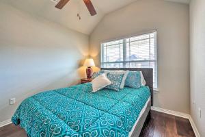 una camera da letto con un letto con un piumone verde e una finestra di Fayetteville Home Near Biking Trails and University a Fayetteville