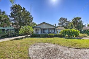 una casa con un gran patio delante de ella en Waterfront Port Richey Getaway with Shared Dock, en Port Richey