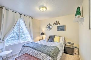 Ένα ή περισσότερα κρεβάτια σε δωμάτιο στο Riverton Home with Gas Grill and Private Deck!