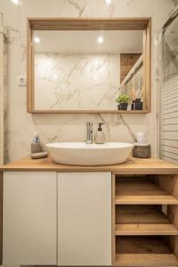 A bathroom at Apollo's Apartment on Radio City Midas Home