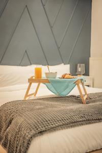 A bed or beds in a room at Apollo's Apartment on Radio City Midas Home