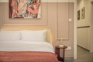 1 dormitorio con 1 cama y una pintura en la pared en Apollo's Apartment on Radio City Midas Home, en Tesalónica