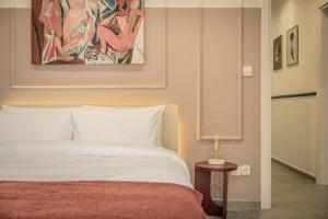 A bed or beds in a room at Apollo's Apartment on Radio City Midas Home