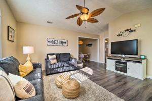 TV a/nebo společenská místnost v ubytování Oak Island Hideaway Hut about 1 Mi to Long Beach!