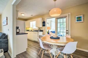 Kuchyň nebo kuchyňský kout v ubytování Oak Island Hideaway Hut about 1 Mi to Long Beach!