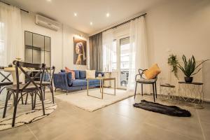 sala de estar con sofá azul y sillas en Apollo's Apartment on Radio City Midas Home, en Tesalónica