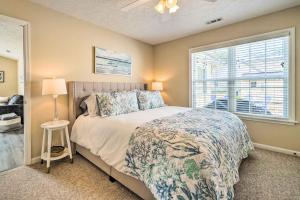 Postel nebo postele na pokoji v ubytování Oak Island Hideaway Hut about 1 Mi to Long Beach!