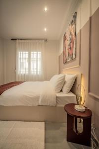 A bed or beds in a room at Apollo's Apartment on Radio City Midas Home
