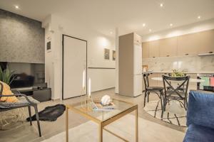 A kitchen or kitchenette at Apollo's Apartment on Radio City Midas Home