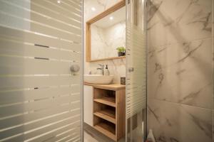 A bathroom at Apollo's Apartment on Radio City Midas Home