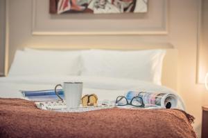 A bed or beds in a room at Apollo's Apartment on Radio City Midas Home