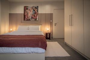 A bed or beds in a room at Apollo's Apartment on Radio City Midas Home