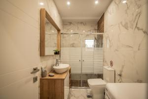 A bathroom at Apollo's Apartment on Radio City Midas Home