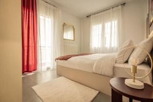 A bed or beds in a room at Apollo's Apartment on Radio City Midas Home