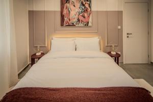 A bed or beds in a room at Apollo's Apartment on Radio City Midas Home