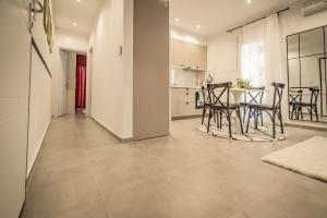 A kitchen or kitchenette at Apollo's Apartment on Radio City Midas Home