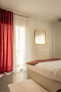 A bed or beds in a room at Apollo's Apartment on Radio City Midas Home