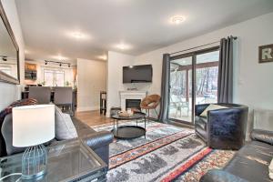 TV a/nebo společenská místnost v ubytování Cozy Killington Retreat about 5 Mi to Ski Resort