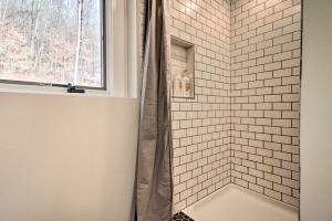 Koupelna v ubytování Cozy Killington Retreat about 5 Mi to Ski Resort + 26 fotografií