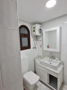 bagno bianco con servizi igienici e lavandino di Neama Bay -Diar El Rabwa Modern pool View a Sharm El Sheikh