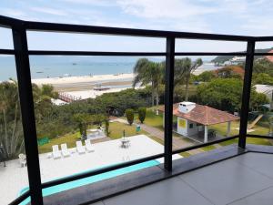 widok na plażę z balkonu apartamentu typu condo w obiekcie Residencial Costa Esmeralda w mieście Florianópolis