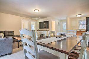una sala da pranzo e un soggiorno con tavolo e sedie di Vermont Retreat - 8 Mi to Killington Ski Area a Killington