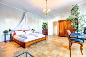 una camera con letto, tavolo e sedia di Hotel Villa Königsgarten a Siebeldingen