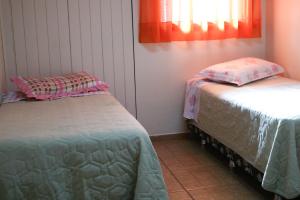 a room with two twin beds in a room at Apartamento Um Caxias do Sul in Caxias do Sul