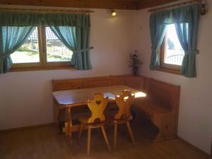 - une salle à manger avec une table en bois et 2 chaises dans l'établissement Holiday home in Srednje Grcevje - Kranjska Krain 26064, à Srednje Grčevje