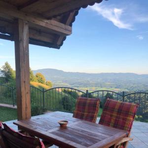 d'une table et de chaises en bois avec vue sur les montagnes. dans l'établissement Holiday home in Srednje Grcevje - Kranjska Krain 26064, à Srednje Grčevje