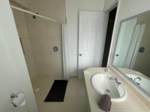 A bathroom at Hotel Real Home
