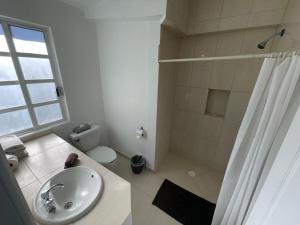 A bathroom at Hotel Real Home