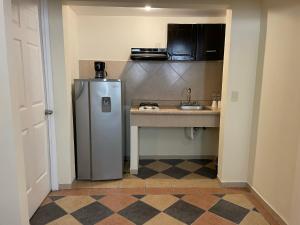 A kitchen or kitchenette at Hotel Real Home