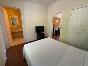A bed or beds in a room at Hotel Real Home