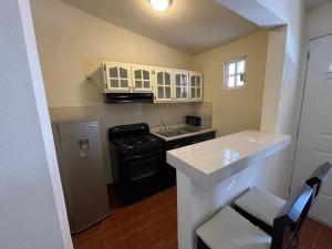 A kitchen or kitchenette at Hotel Real Home