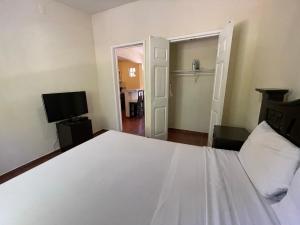 A bed or beds in a room at Hotel Real Home