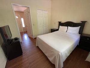 A bed or beds in a room at Hotel Real Home