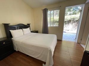 A bed or beds in a room at Hotel Real Home