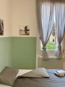 梅斯特的住宿－Casa Milena，一间卧室配有床和带窗帘的窗户