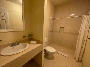 A bathroom at Hotel Real Home