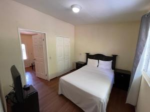 A bed or beds in a room at Hotel Real Home