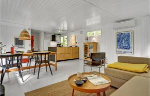 uma sala de estar com um sofá e uma mesa em Pet Friendly Home In Kolind With Kitchen em Kolind