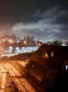 Blick auf ein Haus in der Nacht mit Lichtern in der Unterkunft Apartment Studenac in Pale